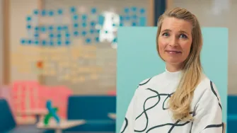 Palvelumuotoilun lehtori Sara Ikävalko. 