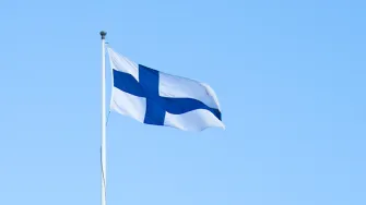 Suomen lippu liehuu kampuksella.