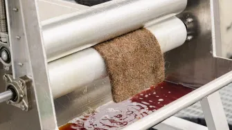 Hiusmatto voidaan puhdistaa öljystä esimerkiksi mankeloimalla.