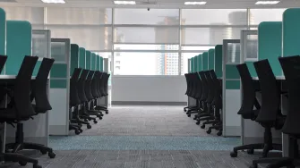 Kuva tyhjästä avokonttorista.