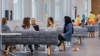 ryhmä ammattikorkeakoulun opiskelijoita istumassa sohvalla