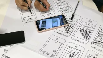 Digitaalisten ratkaisujen lean-innovointi -kurssilla edetään vaiheittain erilaisten työskentelypohjien avulla.