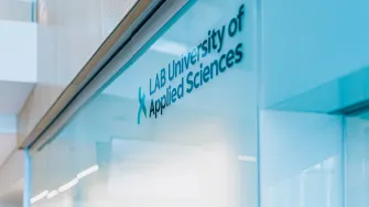 LAB-ammattikorkeakoulun logo ikkunassa.