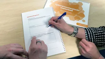 Mentorointisopimuksen allekirjoitus ja mentoroinnin ohjekirja