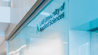 labin logo heijastuksena ikkunasta