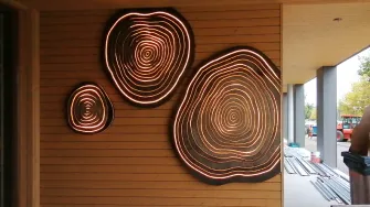 Lotta Tillin purelief-teos talon seinällä