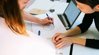 Oppimisympäristöjen turvallista pedagogiikkaa vahvistetaan täydennyskoulutuksilla.