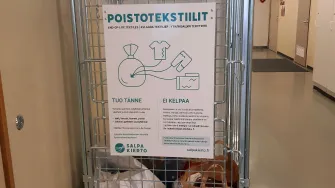 Yksi poistotekstiilin keräyspisteistä sijaitsee Harjula-keskuksessa Lahdessa