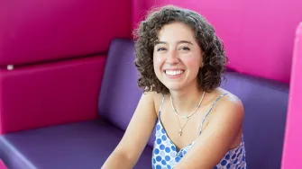 Kuvassa opiskelija Beatriz de Moura Figueiredo