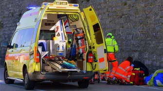 ambulanssi-takaovet-auki-ensihoitajia-kuvituskuva