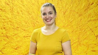 taiteilija terhi kaakinen keltaisella taustalla keltaisessa mekossa