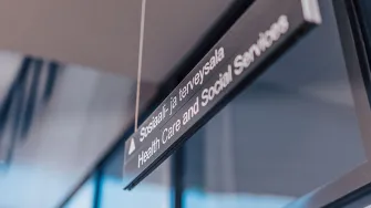 Sosiaali- ja terveysalan kyltti.