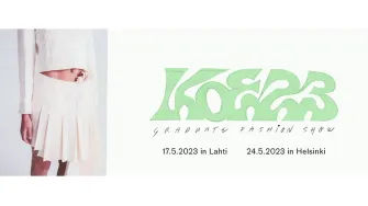 KOE23-muotinäytöksen bannerimainos nainen valkoisessa paidassa ja valkoisessa hameessa