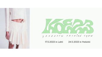 KOE23-muotinäytöksen bannerimainos nainen valkoisessa paidassa ja valkoisessa hameessa