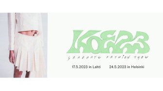 KOE23-muotinäytöksen bannerimainos nainen valkoisessa paidassa ja valkoisessa hameessa