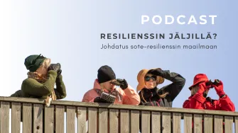Ihmisiä kiikaroimassa ympärilleen, etsimässä jotain