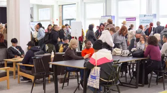 Opiskelijoita Lahden kampuksella