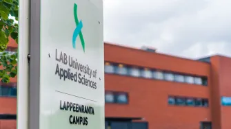 LABin kyltti Lappeenrannan kampuksen edessä.