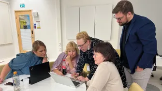 LAB WellTechin asiantuntijat tarjoavat koulutusta teknologioiden omaksumiseen ja niihin liittyvien ennakkoluulojen poistamiseen