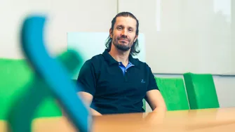 Jaani Väisänen ja LABin logo