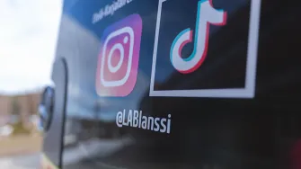 Opetusambulanssin takalasi.