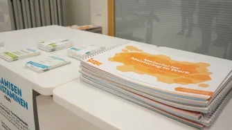 Työllistymiseen liittyviä esitteitä TE-toimiston pöydällä 