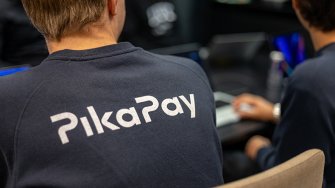 Kuvattuna istuvan miehen selkä ja hänen paitansa, jossa lukee PikaPay