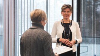 LAB-ammattikorkeakoulun johtava asiantuntija Susanna Tella vastaanottaa ansiomerkin potilasturvallisuustyöstä Mari Liukalta. 