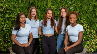 Ailune startupin viisi jäsentä kuvassa