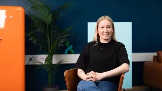 Liiketalouden opiskelija Tuuli Pesonen istuu Labticin toimistossa