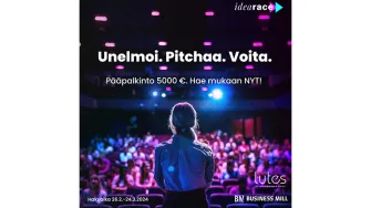 Nuori nainen kuvattuna takaa päin esiintymislavalla Idearace-kilpailussa