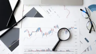 Papereita, infograafeja ja suurennuslasi