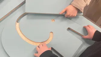 Muotoiluinstituutin opiskelijat suunnittelevat huonekalua.