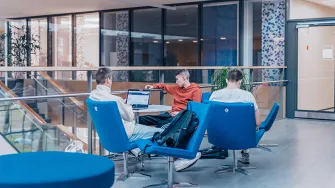 Opiskelijoita istuu sinisillä nojatuoleilla LABin kampuksella.