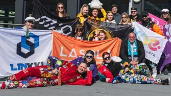 Kuvassa eri ainealajärjestöjen opiskelijoita Lahdessa vappuna. 