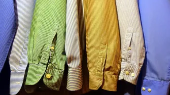 Eriväristen paitapuseroiden hihoja