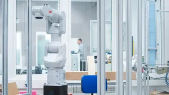 Opetustila, missä ABBn kone