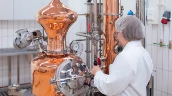 Sivuvirtojen hyödyntämistä tislaamalla