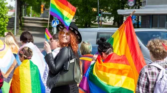 LABin opiskelija Lahden Pride-kulkueessa.