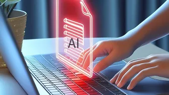 Kädet läppärin näppäimistöllä