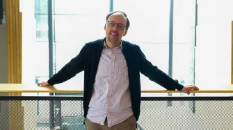 LABin asiantuntija Timo Bergman nojailee kampuksen lasikaiteeseen