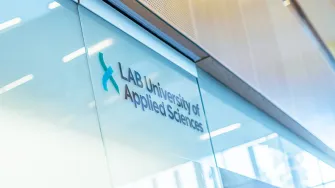 LABin logo lasiseinän takana Lappeenrannan kampuksella