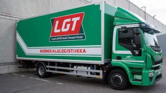 LGT Logisticsin kuorma-auto yrityksen pihalla