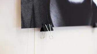 Mustan julisteen alakulma.