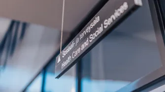 Sosiaali- ja terveysalan kyltti roikkuu katosta.