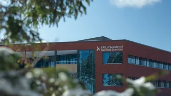 Lappeenrannan kampus talvisissa maisemissa.