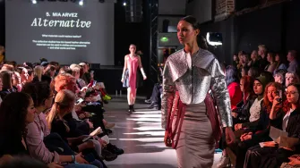 KOE-muotinäytöksen malli kävelemässä päällään Mia Alvezin teos