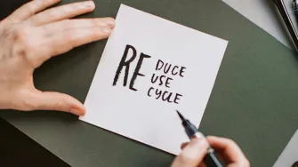 Lapulle kirjoitettuna teksti reduce, reuse, recycle