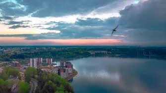 Iltainen maisemakuva.