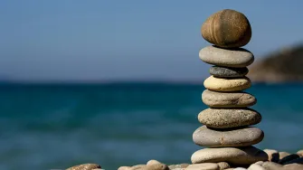 Rannalla ladottu kiviä päällekäin